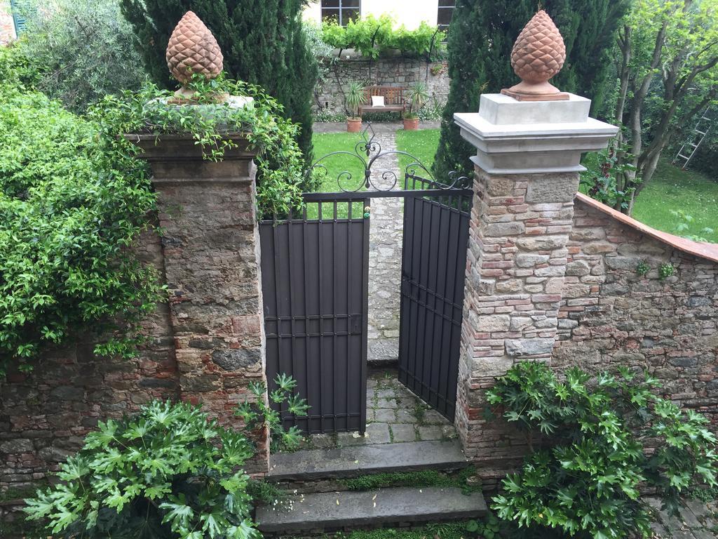 ボルゴ・ア・ブッジャーノ Antica Casa "Le Rondini" Bed & Breakfast エクステリア 写真