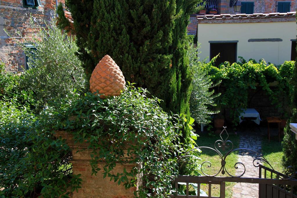 ボルゴ・ア・ブッジャーノ Antica Casa "Le Rondini" Bed & Breakfast エクステリア 写真