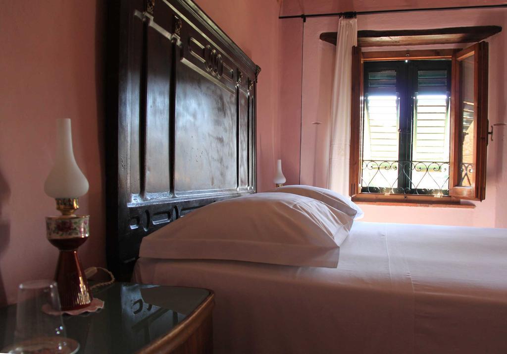 ボルゴ・ア・ブッジャーノ Antica Casa "Le Rondini" Bed & Breakfast エクステリア 写真