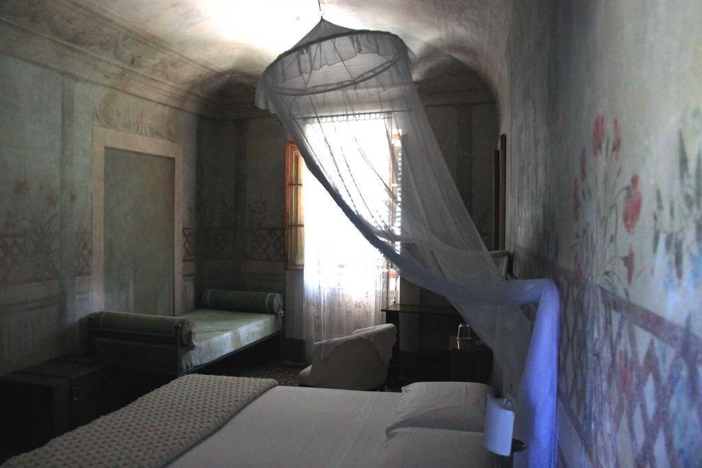 ボルゴ・ア・ブッジャーノ Antica Casa "Le Rondini" Bed & Breakfast エクステリア 写真