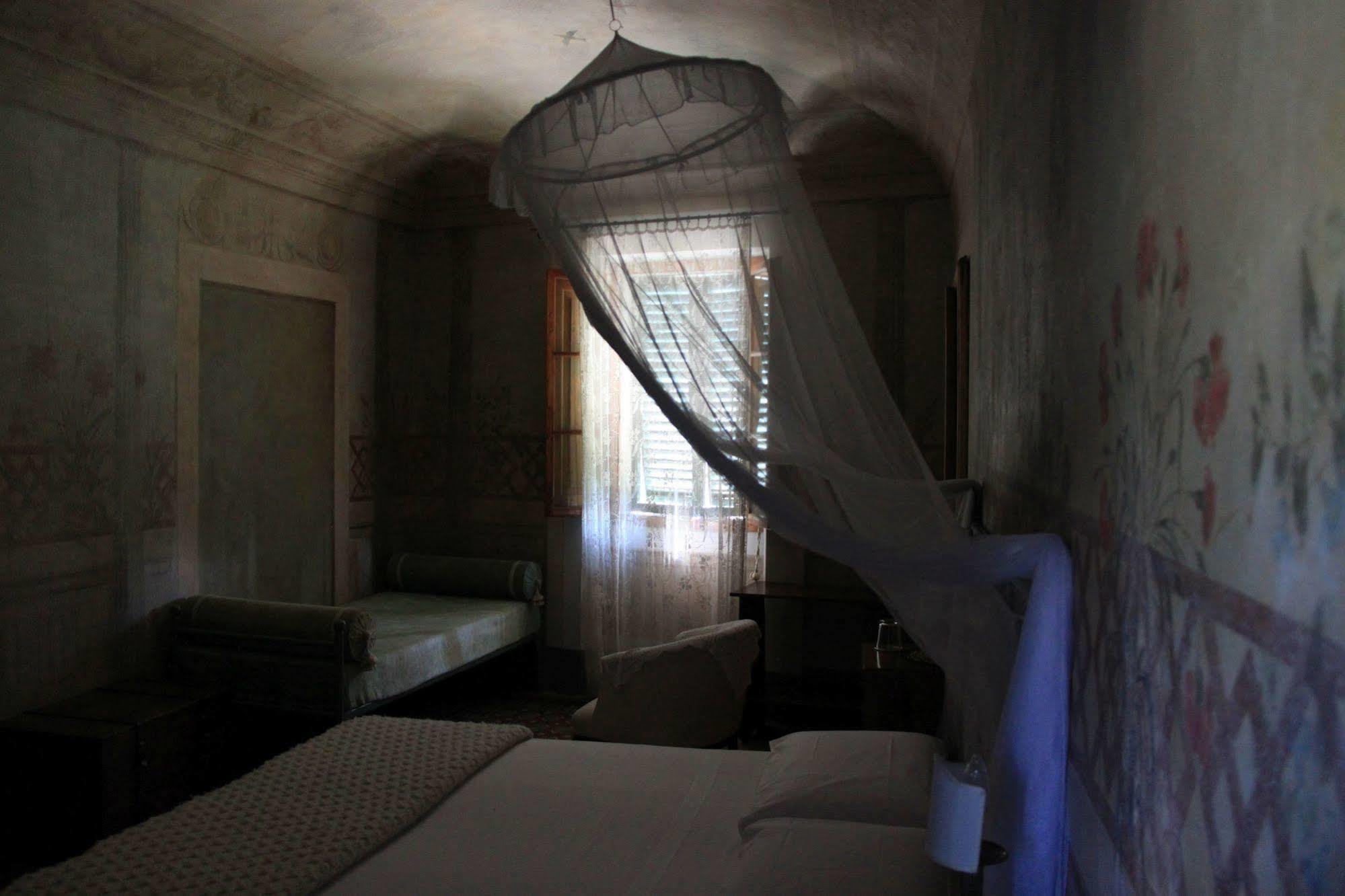 ボルゴ・ア・ブッジャーノ Antica Casa "Le Rondini" Bed & Breakfast エクステリア 写真