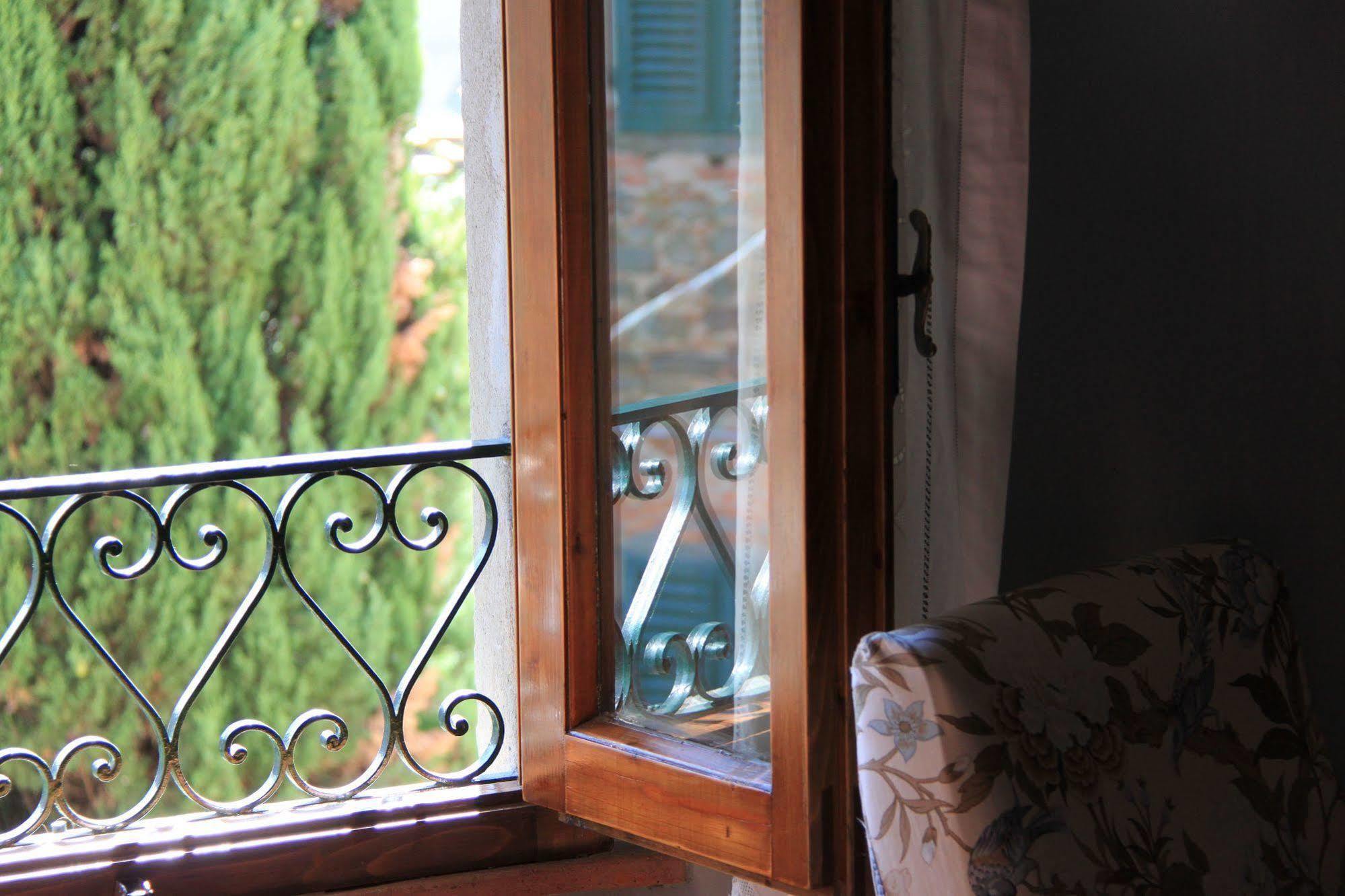ボルゴ・ア・ブッジャーノ Antica Casa "Le Rondini" Bed & Breakfast エクステリア 写真