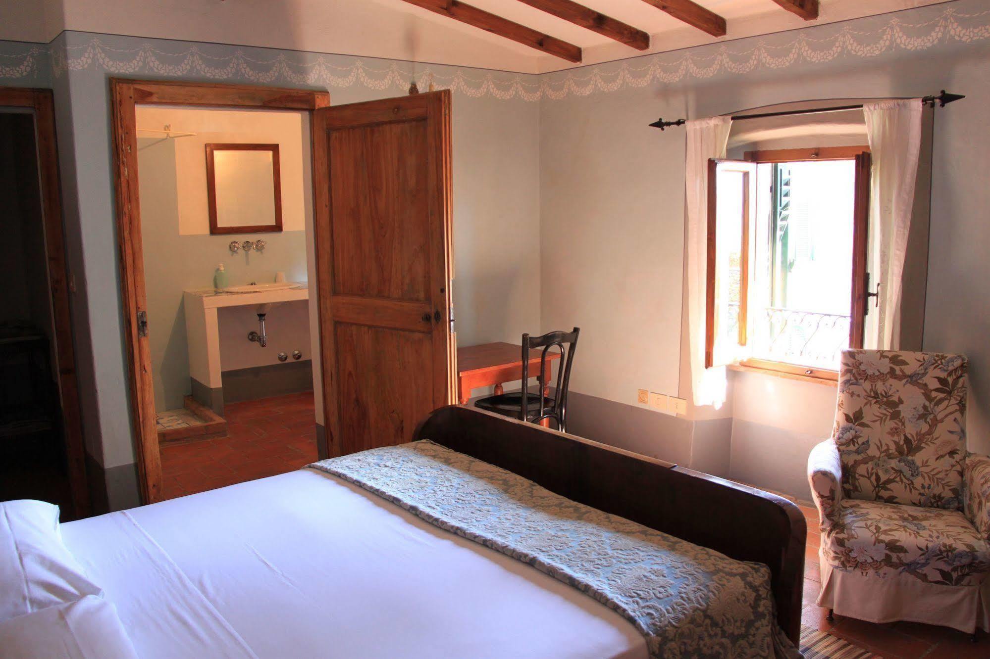 ボルゴ・ア・ブッジャーノ Antica Casa "Le Rondini" Bed & Breakfast エクステリア 写真